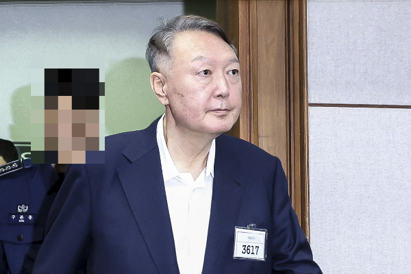 윤석열 전 대통령의 체포영장 집행 방해 등 혐의와 관련한 첫 번째 공판이 2시간여 만에 종료됐다. 사진은 윤석열 전 대통령이 26일 서울 서초구 서울중앙지법에서 열린 특수공무집행방해, 직권남용 권리행사방해 등 혐의 사건 첫 공판에 출석하는 모습. /사진=뉴스1(사진공동취재단)