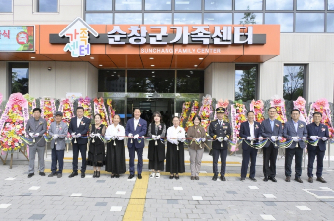 최영일 순창군수(왼쪽 여섯번째)와 지역 관계자 등이 26일  '순창군 가족센터' 개관식에 참석해 테이프 커팅을 하고 있다./사진제공=순창군