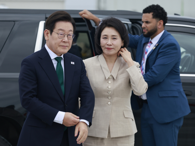 이재명 대통령의 국정 지지율이 취임 후 최저치인 55%를 기록했다. 에사진은 지난 25일(현지시각) 유엔 총회와 순방 일정을 마친 이재명 대통령과 김정숙 여사의 모습. /사진=뉴시스