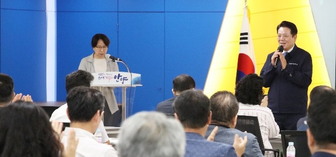 최대호 안양시장이 지난 25일 안양시청에 열린 재개발, 재건축 정비사업 간담회에서 지역 내 정비사업 현황을 소개하고 있다. 