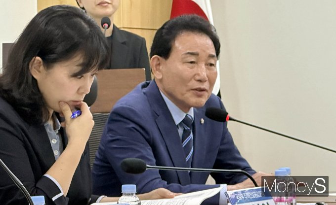 박용갑 더불어민주당 의원이 26일 오전 서울 여의도 국회 의원회관에서 열린 '공동주거시설 층간소음관리법' 제정 토론회에서 개회사를 하고 있다. /사진=장동규 기자