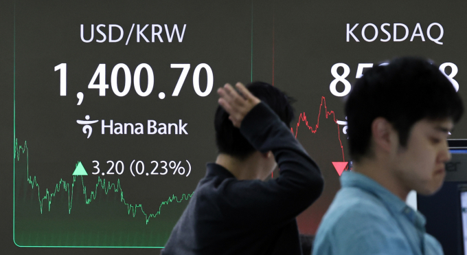 25일 오후 서울 중구 하나은행 본점 딜링룸 전광판에 원달러환율이 오후 3시 33분 기준 달러당 1400.7원에 거래되고 있다. /사진=뉴스1 구윤성 기자