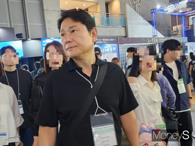 권영식 넷마블네오 대표가 26일 도쿄게임쇼2025 넷마블 부스를 찾은 모습. /사진=양진원 기자