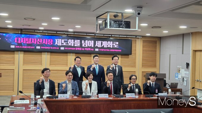 국회에서 국내 디지털 시장의 제도화와 혁신 방향을 모색하는 토론회가 열렸다. 사진은 토론회 참석자들(아래줄)과 국민의힘 김도읍 정책위의장(윗줄 왼쪽), 김재섭 의원(윗줄 가운데), 송언석 원내대표. /사진=곽우진 기자