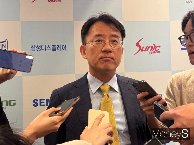 이청 삼성디스플레이 사장이 26일 서울 송파구 롯데월드호텔에서 열린 제16회 디스플레이의 날 행사에 참석해 기자들의 질문에 답하고 있다. /사진=정연 기자