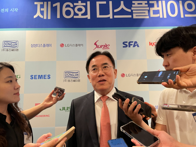 정철동 LG디스플레이 사장이 26일 서울 송파구 롯데월드호텔에서 열린 제16회 디스플레이의 날 행사에 참석해 기자들의 질문에 답하고 있다. /사진=공동 기자단