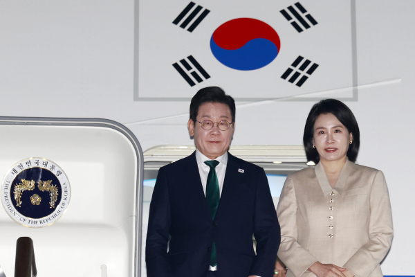 이재명 대통령과 김혜경 여사가 3박5일간의 방미 일정을 마치고 귀국했다. 사진은 유엔 총회와 순방 일정을 마친 이재명 대통령이 26일 경기 성남 서울공항에 도착해 김혜경 여사와 공군 1호기에서 내리고 있는 모습. /사진=뉴시스