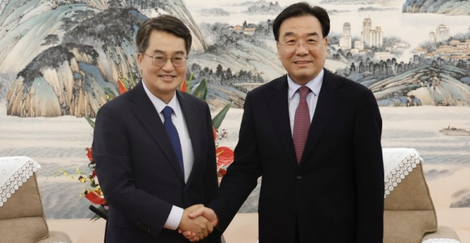 김동연 경기도지사(왼쪽)가 지난 26일 신창싱 중국 장쑤성 당서기와 만나 분야별 협력 강화에 합의했다. /사진=경기도 
