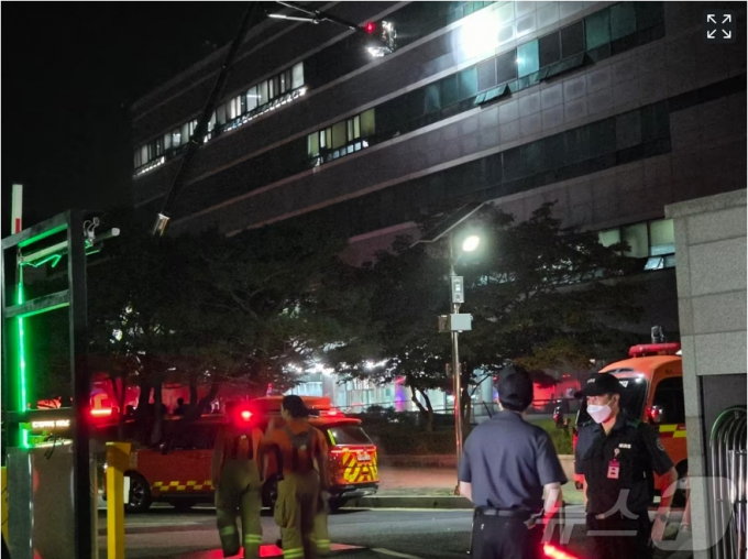 26일 오후 8시20분께 대전 유성구 국가정보자원관리원에서 불이 나 소방당국이 진화 작업을 하고 있다. 불은 5층 전산실 리튬이온 배터리에서 발생한 것으로 추정된다. 2025.9.27/뉴스1 ⓒ News1 김종서 기자