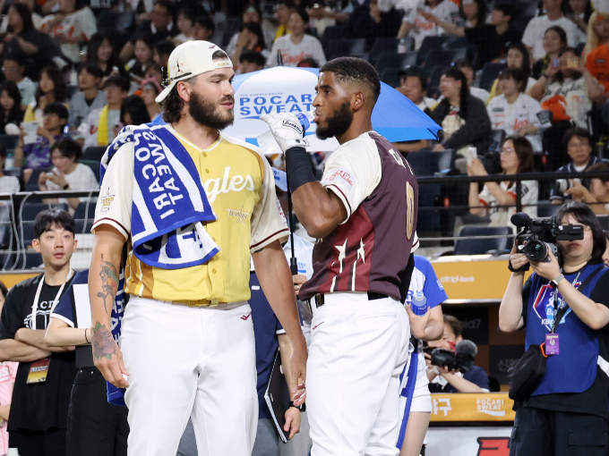 올시즌 KBO리그 최우수선수(MVP)가 유력한 코디 폰세의 자리를 르윈 디아즈가 위협하고 있다. 사진은 지난 7월 대전한화생명볼파크에서 열린 2025KBO리그 퓨처스리그 올스타전 종료 후 폰세(왼쪽)와 디아즈가 대화를 나누는 모습. /사진=스타뉴스
