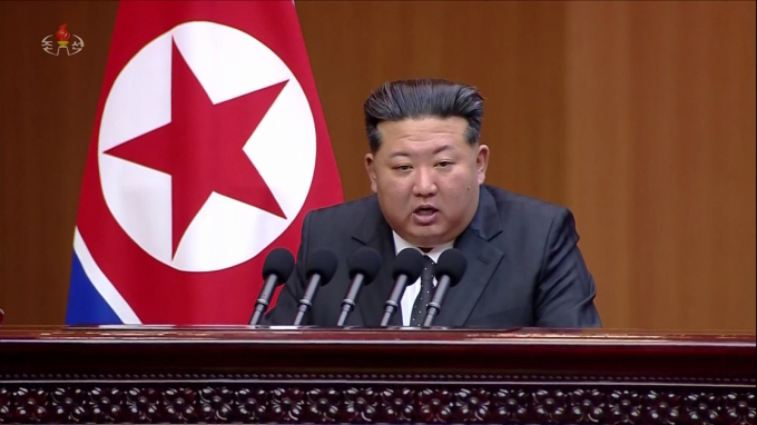 [서울=뉴시스] 김정은 북한 국무위원장이 지난 21일 최고인민회의에서 조선반도와 주변의 정세추이를 엄정히 분석하며 공화국정부의 원칙적인 대미·대한 입장을 천명했다고 조선중앙TV가 22일 보도했다. (사진=조선중앙TV 캡처) 2025.09.22. photo@newsis.com *재판매 및 DB 금지 /사진=김근수