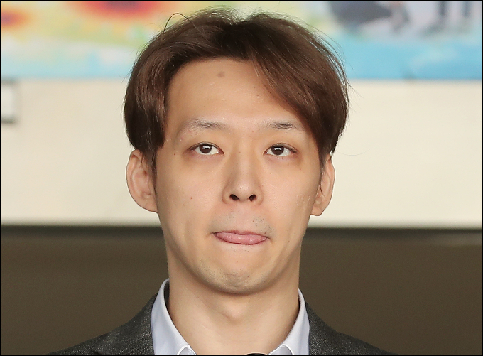 서울고법 민사8-1부는 라우드펀투게더가 박유천과 그의 전 소속사 리씨엘로 등을 상대로 낸 손해배상 소송에서 1심 판단을 유지했다. 사진은 2019년 당시 총 7차례 마약투약혐의로 구속된 박씨가 검찰 송치를 위해 호송 차량으로 이동하는 모습. /사진=머니투데이