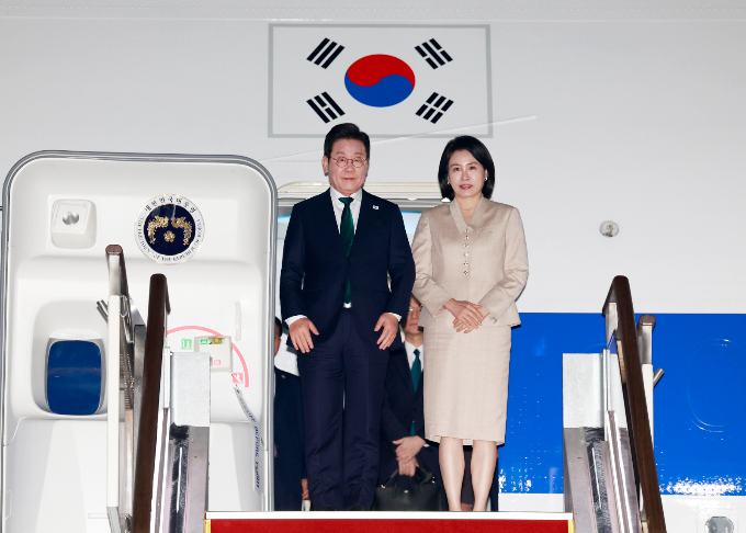 당정이 지난 26일 대전 국가정보자원관리원 화재 수습에 총력을 기울이고 있다. 국민의힘 측은 이를 인재로 규정하고 공세에 나서는 중이다. 사진은 이날 경기 성남 서울공항에 도착해 김혜경 여사(오른쪽)와 공군 1호기에서 내리고 있는 이재명 대통령. /사진=뉴시스