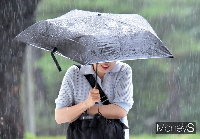 추석 연휴를 앞둔 마지막 주말인 28일에는 전국 대부분 지역에 비가 내린다. 사진은 한 서울 시민이 우산으로 비를 피하는 모습. /사진=임한별 기자