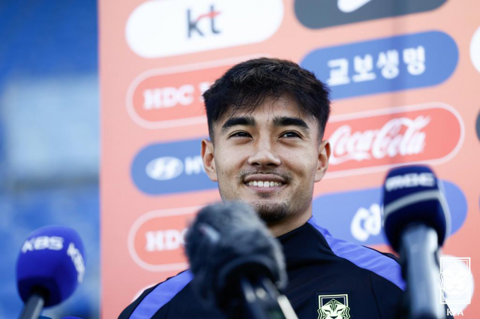 혼혈 태극전사 옌스 카스트로프(묀헨글라트바흐)가 독일 프로축구 분데스리가에서 데뷔골을 넣었다. 사진은 축구국가대표팀 옌스 카스트로프가 지난 9월 미국 뉴욕주 아이칸 스타디움에서 2026 북중미 월드컵 대비 미국과의 평가전을 앞두고 열린 훈련에서 인터뷰 하더 모습. /사진=대한축구협회(뉴시스)