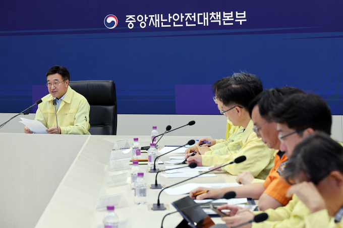 국정자원 전산실 복구 작업이 빠르게 진행되고 있다. 사진은 윤호중 중앙재난안전대책본부장(행정안전부 장관)이 지난 27일 정부세종청사 중앙재난안전상황실에서 국정자원 화재 관련 중대본 회의를 진행하던 모습. /사진=행안부(뉴시스)