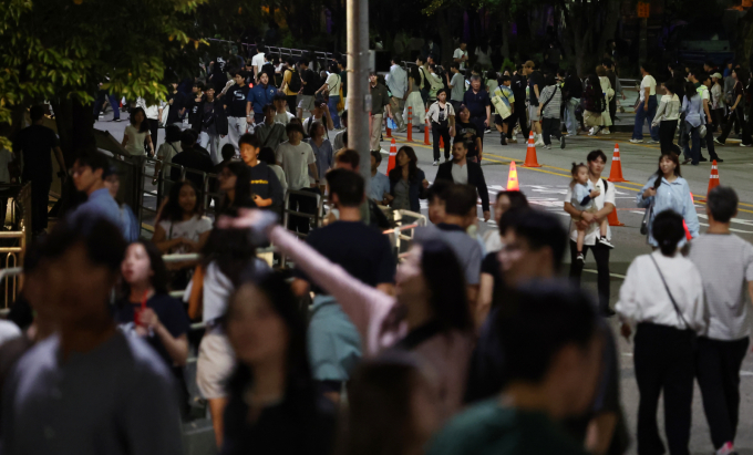  서울 여의도 한강공원 일대에서 지난 27일 열린 '2025 서울세계불꽃축제'가 끝난 뒤 곳곳에 쓰레기가 쌓였다. 사진은 불꽃축제 뒤 시민들이 발걸음을 옮기던 모습. /사진=뉴스1