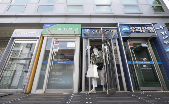 국정자원에 화재 따른 정부기관의 각종 전산 서비스가 중단되면서 주요 금융사들도 긴급 대응 체계 가동에 착수했다. 사진은 주요 은행 ATM기기가 모인 서울시내 한 빌딩 앞. /사진=뉴시스
