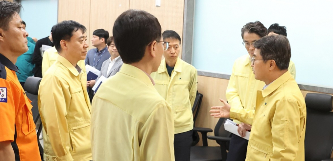 김동연(오른쪽) 경기도지사가 28일 정보시스템과 긴급조치 상황 점검회의를 열었다. /사진=경기도
