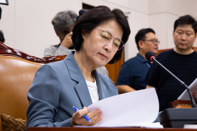 추미애 국회 법사위원장이 검찰청 폐지는 윤석열 전 대통령이 초래했다고 평가했다. 사진은 추 위원장이 지난 24일 서울 여의도 국회에서 열린 제429회 국회 법사위 제6차 전체회의에서 의사진행을 준비하던 모습. /사진=뉴스1