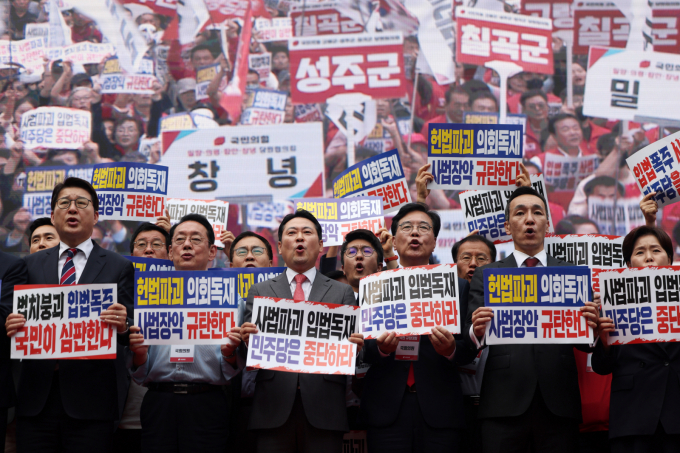 장동혁 국민의힘 대표와 같은당 송언석 원내대표 등 의원들이 28일 오후 서울 중구 대한문 앞에서 열린 사법파괴 입법독재 국민 규탄대회에 참석해 구호를 외쳤다. /사진=뉴시스