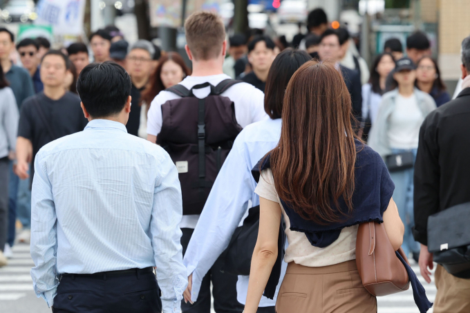 직장인들은 회사가 노동자를 상대로 수집한 개인 정보가 '노동 감시'에 활용될 수 있다고 우려한다는 설문조사 결과가 나왔다. 사진은 출근길 직장인으로 가득 찬 서울 종로구 광화문 사거리. /사진=뉴시스