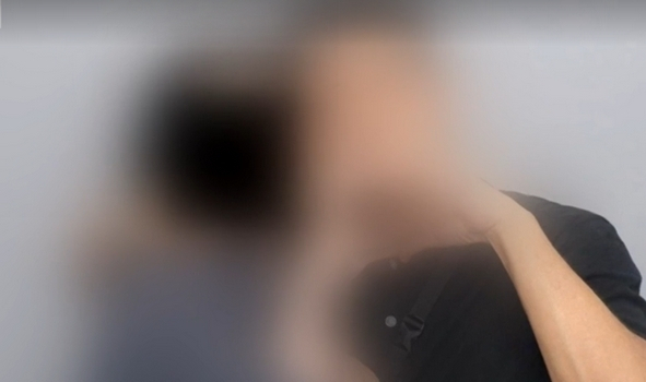 유치원 원어민 강사로 일하는 외국인 남자친구 휴대전화에서 아동 성착취물이 대량으로 나왔다는 사연이 전해졌다. 사진은 성폭력 처벌특례법으로 입건된 유치원 원어민 강사로 일한 외국인 남성 모습. /사진=JTBC '사건반장' 캡처