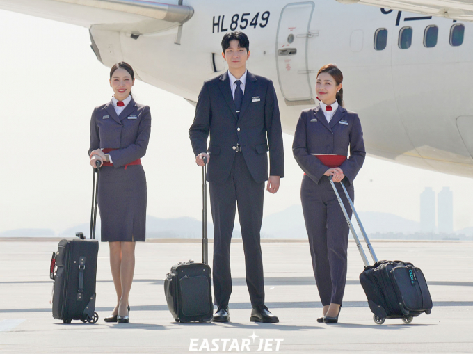 이스타항공이 지난달 신입 승무원 채용에 이어 경력직 객실 승무원 공채에 나선다. /사진=아시아나항공