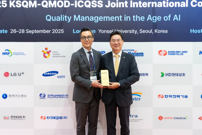 지난 27일 조규출 현대로템 품질본부장(오른쪽)이 ‘2025 지속가능경영품질대상’을 수상한 후 박희준 한국품질경영학회장과 기념촬영을 하고 있다. /사진=현대로템