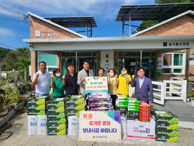 윤종호 경북도의원(사진 왼쪽에서 네번째)은 26일 지역의 '늘기쁨요양원'을 찾아 위문품을 전달하고 기념촬영을 하고 잇다./사진제공=경북도의회