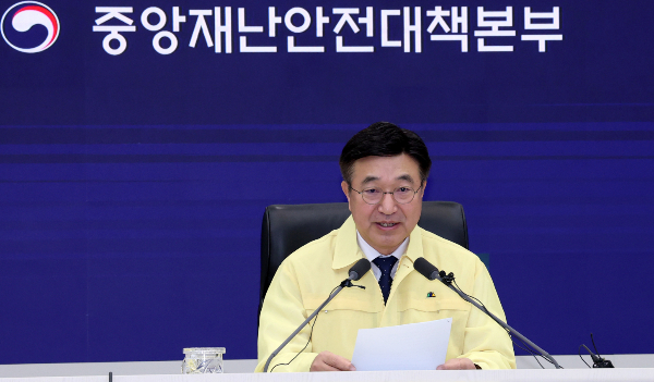 국가정보자원관리원 전산실 화재로 피해를 입은 서비스 647개 중 47개가 복구됐다. 사진은 윤호중 행정안전부 장관이 29일 오전 세종시 정부세종청사 중앙재난안전상황실에서 열린 국가정보자원관리원(국정자원) 행정정보시스템 화재 관련 중앙재난안전대책본부 회의를 주재하며 발언하는 모습. /사진=뉴스1
