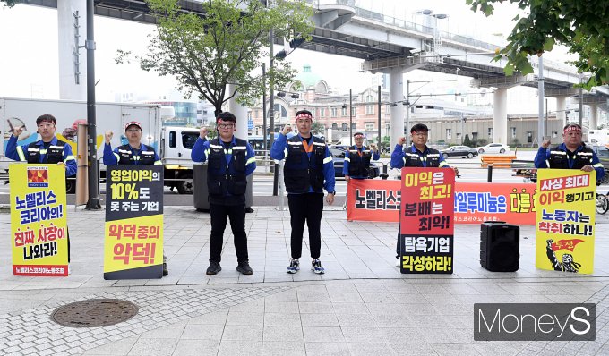 김근영 노벨리스코리아노동조합 위원장이 29일 오전 서울 중구 노벨리스코리아 본사  앞에서 조합원들과 함께 임금협상 관련 공정분배를 촉구하고 있다. /사진=장동규 기자