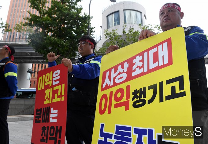 김근영 노벨리스코리아노동조합 위원장이 29일 오전 서울 중구 노벨리스코리아 본사 앞에서 조합원들과 함께 임금협상 관련 공정분배를 촉구하고 있다. /사진=장동규 기자