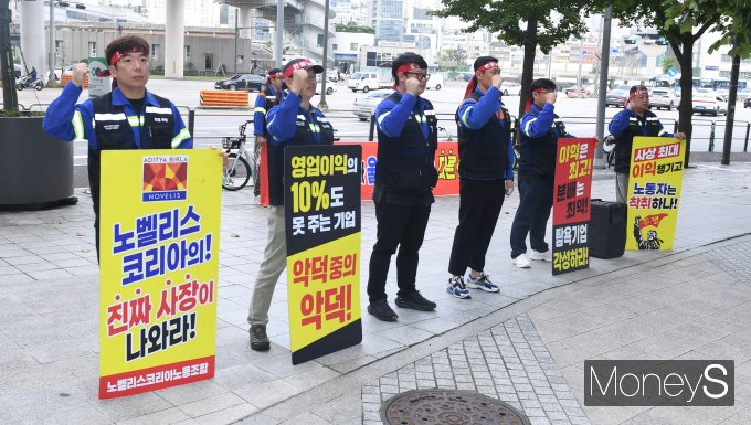 김근영 노벨리스코리아노동조합 위원장이 29일 오전 서울 중구 노벨리스코리아 본사 앞에서 조합원들과 함께 임금협상 관련 공정분배를 촉구하고 있다. /사진=장동규 기자