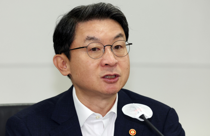 이억원 금융위원장이 지난 19일 오전 서울 영동포구 여의도 중소기업중앙회에서 열린 생잔적 금융 대전환 회의에서 모두 발언을 하고 있다./사진=뉴스1