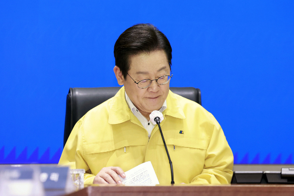 이재명 대통령의 국정 수행 지지도가 52%로 나타났다. 사진은 이재명 대통령이 지난 28일 서울 종로구 정부서울청사 중앙재난상황실에서 국가정보자원관리원 화재 관련 중앙재난안전대책본부 회의를 주재하는 모습. /사진=뉴시스