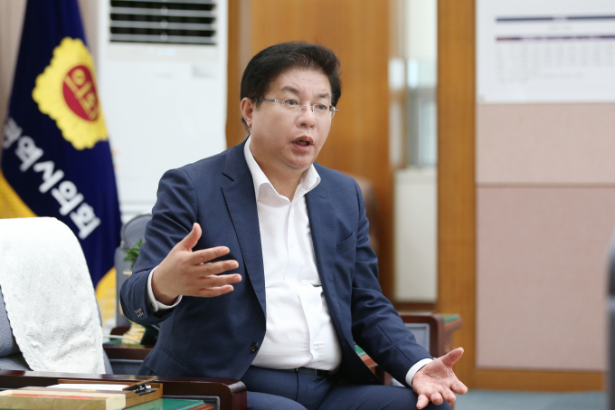 안성민 부산시의회 의장이 <머니S>와의 인터뷰를 통해 산업은행 부산 이전을 촉구하는 등 자신의 의견을 피력했다./사진=부산시의회