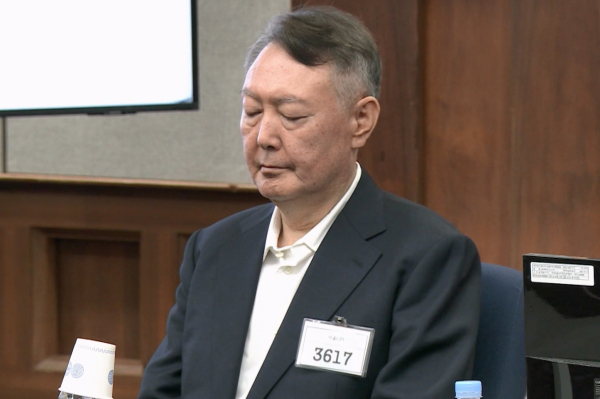 윤석열 전 대통령이 건강 악화를 이유로 재판 출석에 어려움이 있다고 호소했다. 사진은 윤석열 전 대통령이 지난 26일 서울 서초구 서울중앙지방법원에서 열린 '특수공무 집행 방해, 직권남용 권리행사 방해 혐의' 재판에서 눈을 감은 모습. /사진=뉴시스(서울중앙지방법원 제공 영상 캡처)