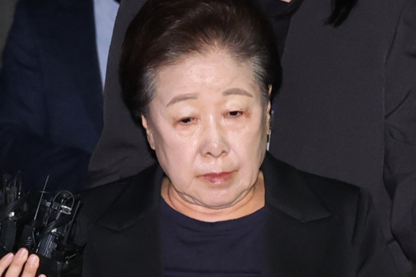 한학자 통일교 총재가 구속 후 두번째 김건희 특검팀 소환조사에 출석했다. 사진은 청탁금지법과 정치자금법 위반 등 혐의를 받는 한학자 통일교 총재가 지난 22일 오후 서울 서초구 서울중앙지방법원에서 열린 영장실질심사(구속 전 피의자 심문)을 마친 뒤 법정을 나서고 있는 모습. /사진=뉴시스(공동취재단)