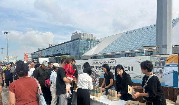 중국 관광객들이 29일 인천 개항광장에 마련된 환영행사에 참여하고 있다. /사진제공=인천시