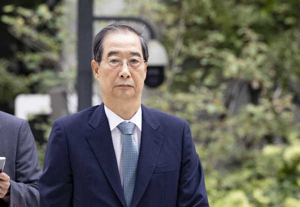 법원이 오는 30일 열리는 한덕수 전 국무총리의 내란 우두머리 방조 등 혐의 첫 공판 중계와 언론사의 촬영을 허가했다. 사진은 한덕수 전 국무총리가 지난 9일 서울 종로구 광화문 김건희 특검팀(특별검사 민중기)에 참고인 신분으로 조사를 받기 위해 출석하는 모습. /사진=뉴시스