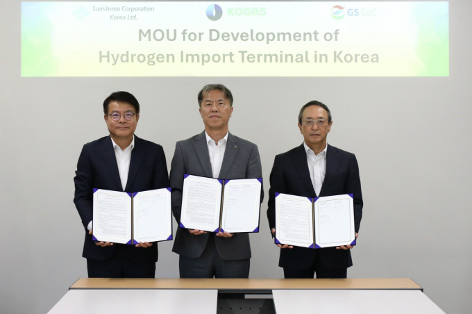   김동욱 GS건설 플랜트사업본부 부사장·오권택 가스공사 수소신사업단장·오하시 다이스케 한국스미토모상사 사장(왼쪽부터)/사진=한국가스공사