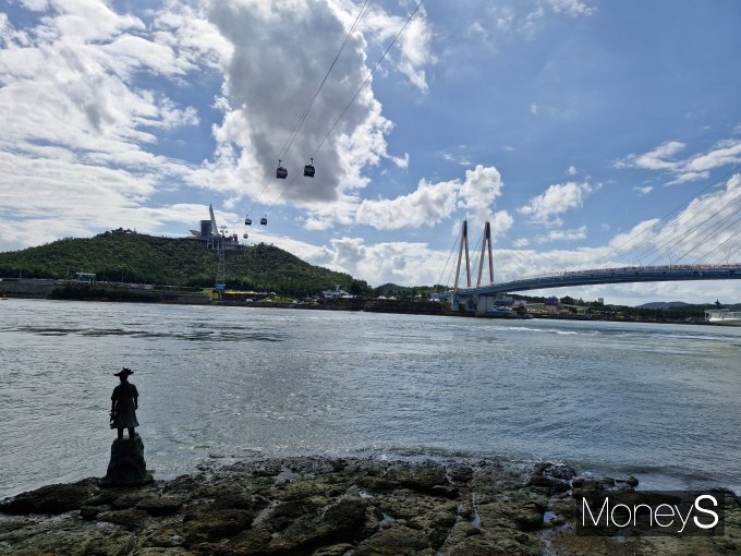                                                해남 우수영에서 바라본 울돌목/홍기철기자