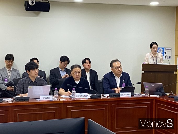 건설기업들은 중대재해 예방에도 정부가 개입해야 한다고 요구했다. 사진은 GS건설, 현대엔지니어링, 포스코이앤씨 관계자들. /사진=최성원 기자