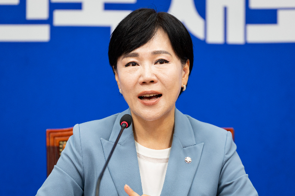 조희대 대법원장이 국회 청문회에 불출석 의견서를 제출한 가운데 전현희 더불어민주당 최고위원이 법사위 차원에서 논의하겠다는 뜻을 밝혔다. 사진은 전현희 더불어민주당 수석 최고위원이 지난 28일 서울 여의도 국회에서 현안 관련 기자간담회를 하는 모습. /사진=뉴스1