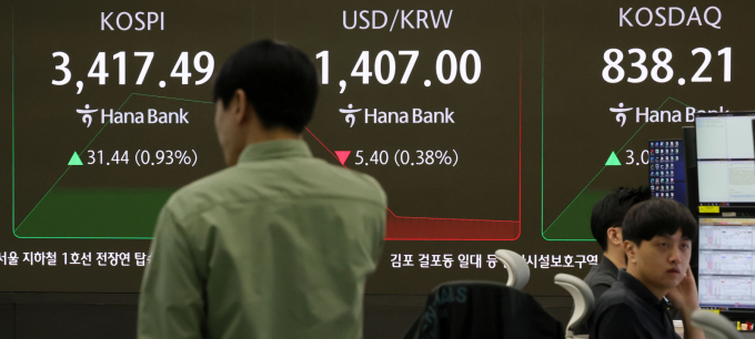 코스피가 오전보다 커진 개인 매도세에도 외국인과 기관 매수세로 3430선 등락한다. 사진은 중구 하나은행 딜링룸 전광판./사진=뉴시스