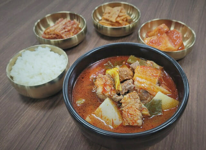 한국 도로공사가 추석 연휴 기간 고속도로를 이용하는 고객들이 잠시 들러볼만한 휴게소의 인기 메뉴를 추천했다. 사진은 칠곡(안성)휴게소의 대구따로국밥 이미지. /사진=뉴시스(한국도로공사 제공)