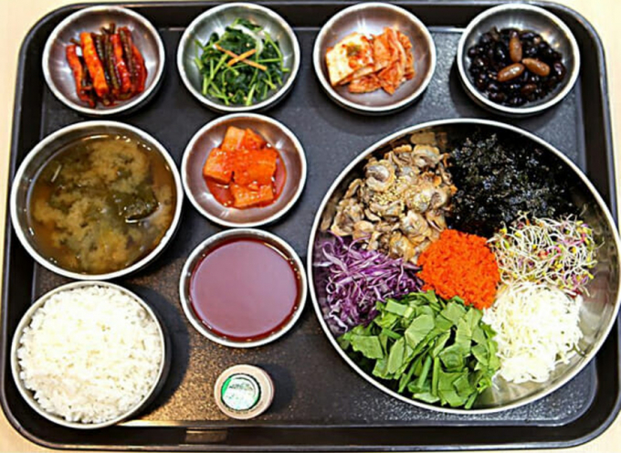 한국 도로공사가 추석 연휴 기간 고속도로를 이용하는 고객들이 잠시 들러볼만한 휴게소의 인기 메뉴를 추천했다. 사진은 보성녹차(영암)휴게소의 보성꼬막비빔밥 이미지. /사진=뉴시스(한국도로공사 제공)
