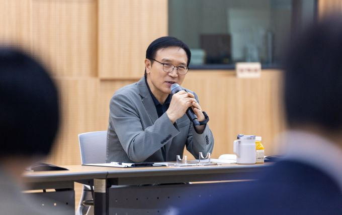 임태희 경기도교육감이 29일 남부청사에서 본청 부서와 직속기관, 직속기관 관계자들이 참석한 가운데 경기교육 정책 추진력을 강화를 위한 '2025년 직속기관장 협의회'를 주재하고 있다. /사진제공=경기도교육청