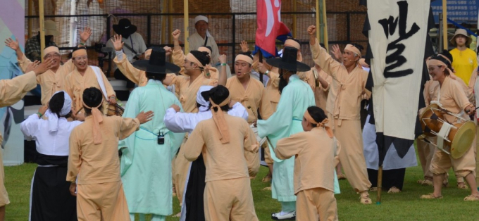 해학이 담긴 의왕시 고유 '두레농악' 공연 장면. /사진제공=의왕시 